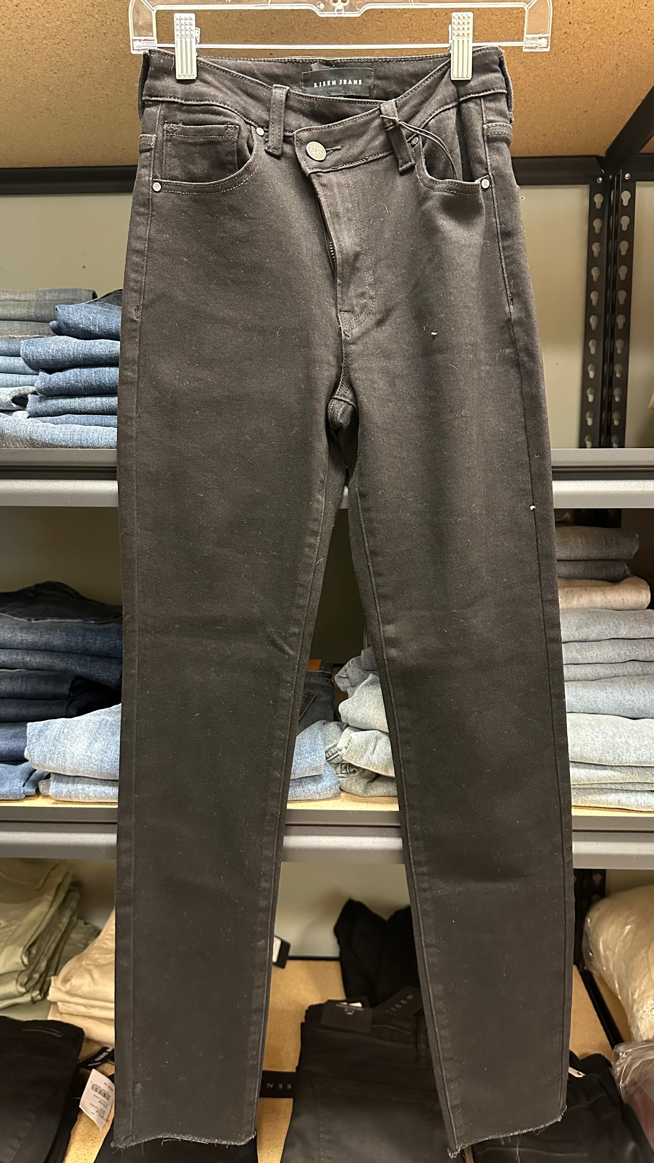 Risen Cross Waist Raw Hem Jeans (Black)